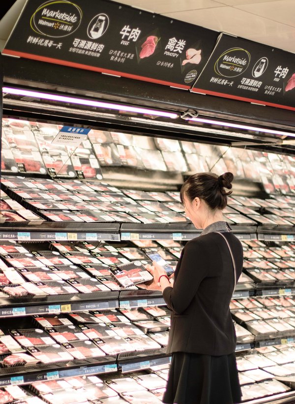 顾客在沃尔玛门店扫码选购“Marketside可溯源”鲜肉商品。