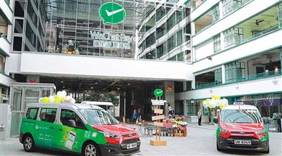 香港街头及出租车上的微信支付广告。