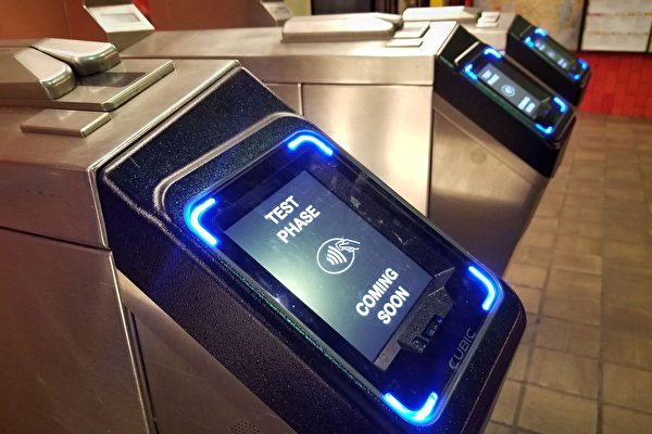 纽约市地铁站已经装设好的新式感应刷卡系统OMNY