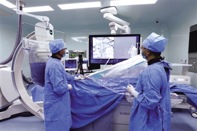 图为机器人辅助全脑血管造影手术正在进行。岳朴摄/光明图片